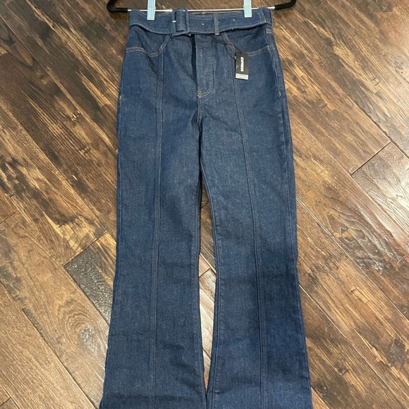 NEW with tags. Express women’s dark blue flare jeans with belt. Size 2R - Picture 2 of 6